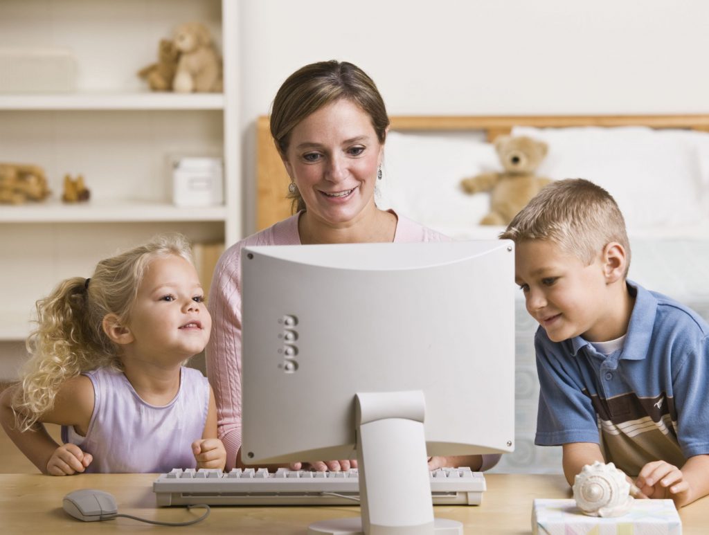 Koľko času by malo tráviť vaše dieťa za počítačom?