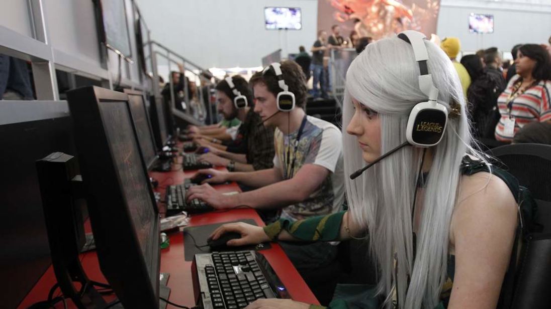 A girl dressed in costume plays a video game at the PAX East gaming conference in Boston, Massachusetts April 7, 2012. REUTERS/Jessica Rinaldi (UNITED STATES - Tags: SOCIETY) - RTR30H80